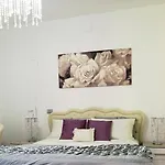 Bed and Breakfast Vanessa House 4*