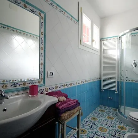 Vanessa House 4*
